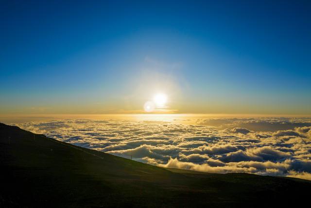 夏威夷最大的休眠火山，砾石散落的地面，是地球上最像火星的地方