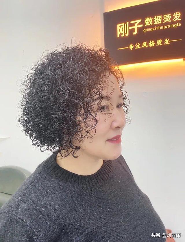 阿姨烫发短发发型图片图片