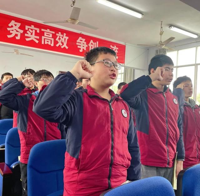 厉兵秣马，决胜百日——华凤学校举行中考百日誓师大会