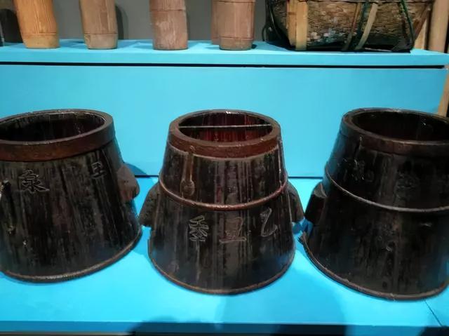 43,轱辘架子 农村干旱缺水,会用到的打水用到工具44,风箱 农村烧火