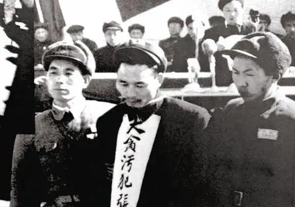 1952年，毛主席得知空军一年军费后，为什么让刘亚楼向他敬个礼？