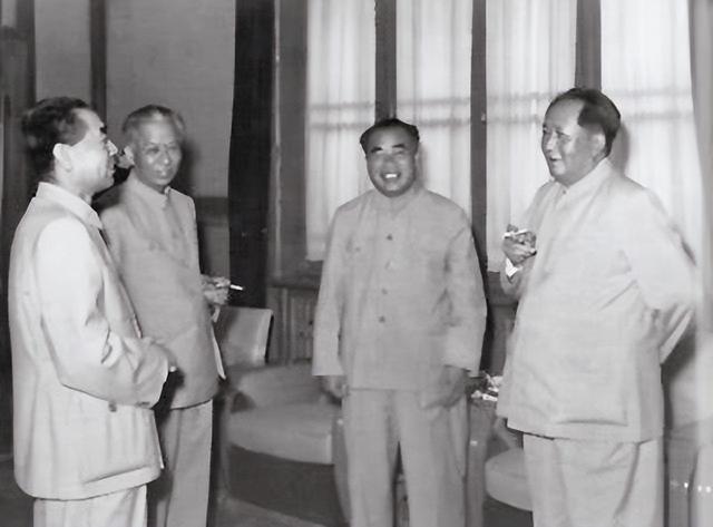1972年，毛主席穿睡衣参加陈毅追悼会，遗孀眼含泪花：您怎么来了