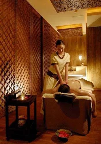 众所周知,spa专门的养生放松会所,而通过油压方式按摩让女客人能享受