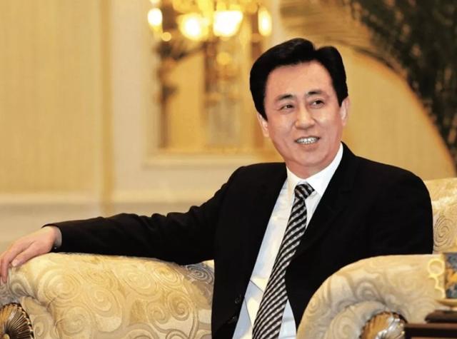 微信试行松绑外链、蒙牛创始人牛根生彻底退出蒙牛 | 艾问人物