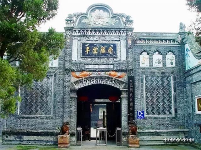 刘文彩最后的日子，房檐飞来几只乌鸦，下人驱赶却被他阻止：罢了