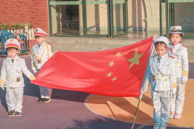 「美心成长」小小的仪式 大大的情怀——绿苑幼儿园升旗仪式