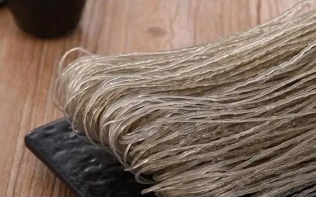 因一包酸菜，导致康师傅、统一流失数亿市值，严钦武到底什么来头
