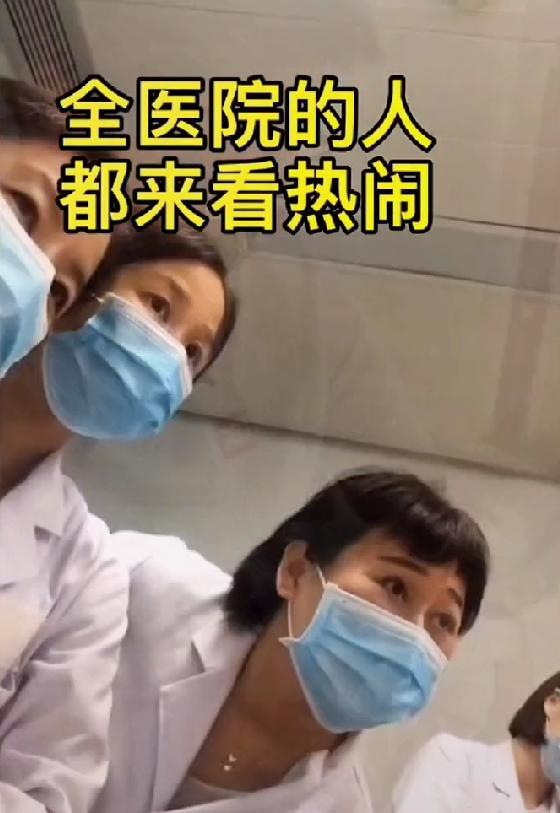 56岁女子生二胎 两个儿子相差30岁 网友 太自私 太阳信息网