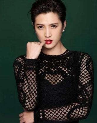 隋俊波：父亲禁止她恋爱，错过靳东保剑锋后被催婚，如今怎样了？