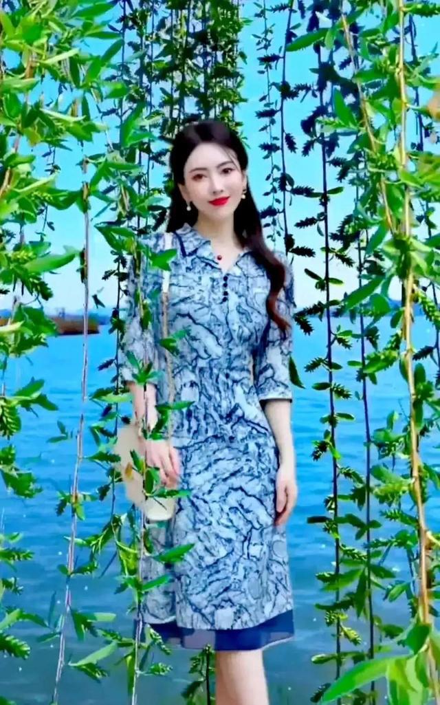 四月蔷薇开，美人更可爱