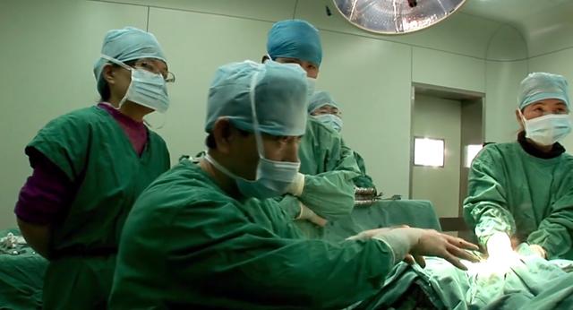 生门：33岁产妇拼命生三胎，全身换血4次，只想为丈夫诞下一子