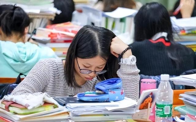 “考研”和“考公”同时上岸，应该怎么选择？过来人告诉你答案