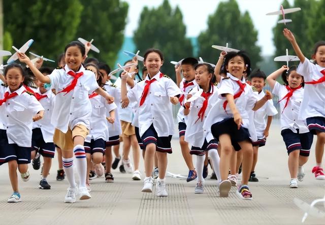 体育pk英语成功上位，义务教育“新课标”发布，学生们欢呼雀跃