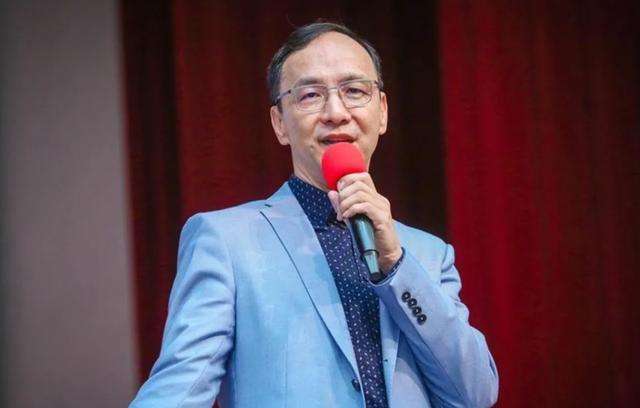 洪秀柱赴陆促统，国民党露出尾巴，新党提醒朱立伦：别上美国的当