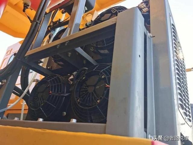 宇通宽体矿用自卸车