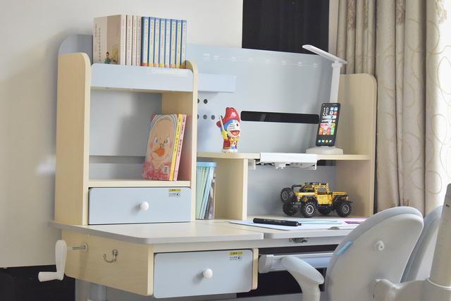 陪伴孩子快乐学习健康成长的好伙伴！科贝森儿童学习桌椅体验