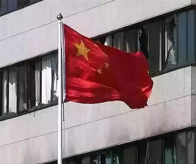俄乌激战，美国欲将中国拉下水，中国：别忘了你还欠我们一笔血债