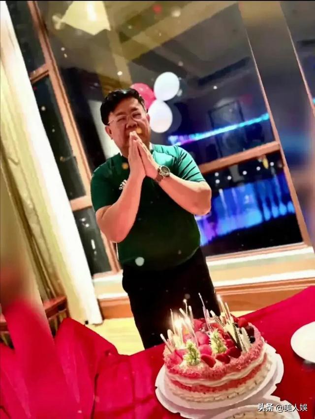 谁说他是丁克？《今日关注》主持人郑达妻子首度曝光，似香港富婆