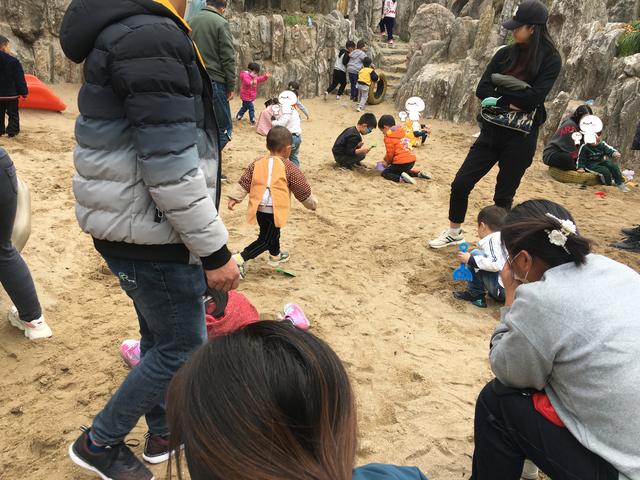 奶奶在大庭广众下的这个举动，不禁让我思考儿童的隐私权要保护吗