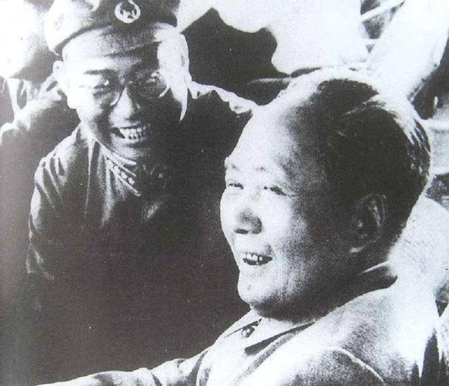 许光达逝世后，骨灰盒安置引发争议，毛主席：放到它应该放的地方