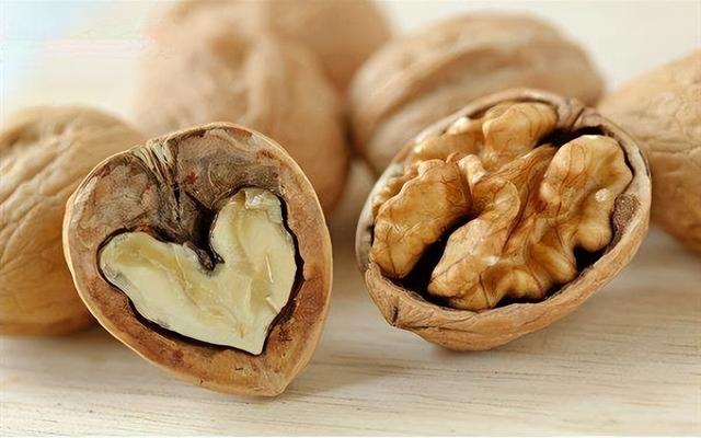 核桃是血管清道夫？研究发现：核桃让血管更健康，怎么吃才正确？