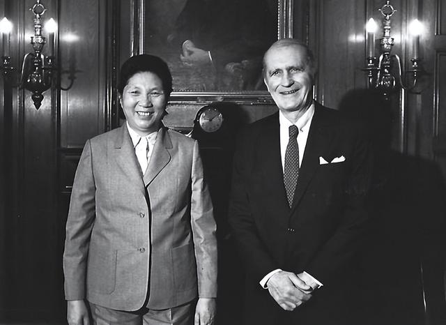 陈慕华：国军少将之女，成为中国第二位女副总理，却也有遗憾
