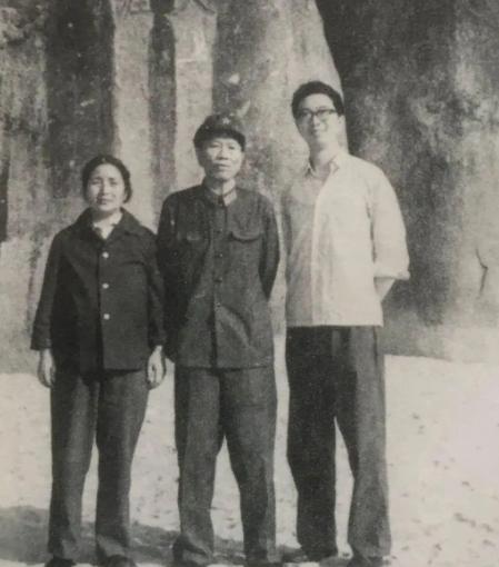 1965年，彭德怀冒雨探望邓华，在门口停下，警卫员：怎么不进去？