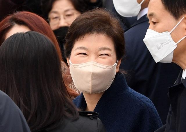 朴槿惠今日返乡：数千支持者在老家别墅旁夹道欢迎；尹锡悦或邀请她出席总统就职仪式