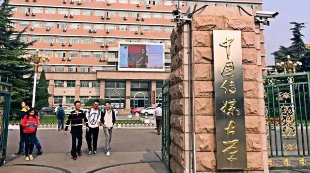 康辉：娶师妹刘雅洁，丁克22年让父母抱憾离世，风光的背后是眼泪
