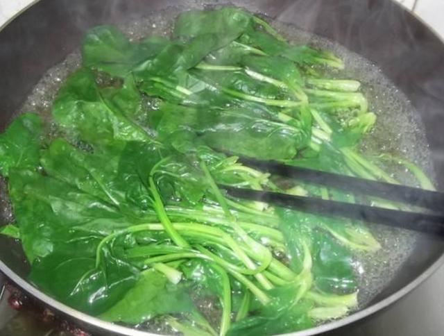 医生提醒：7类蔬菜或自带“毒素”，吃前尽量焯水，再懒也别忽视