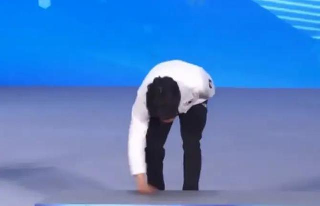 车旼奎揭韩国丢人事件！2018加拿大擦领奖台嘲讽，摘手套致敬中国