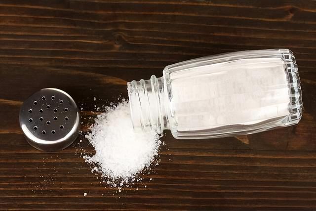 当身体出现这5种表现时，或是食盐量超标了，需注意控制
