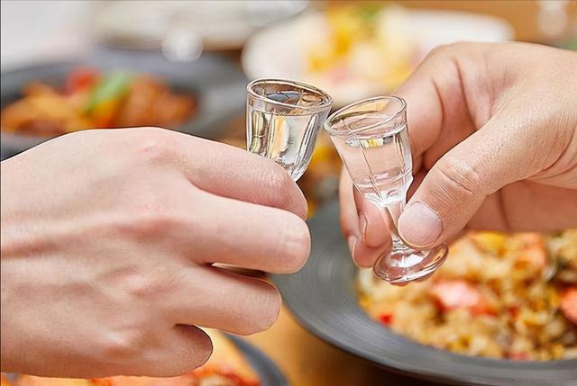 每天吃饭都喝白酒的人，长期下来是可以增强人的免疫抵抗力？看看