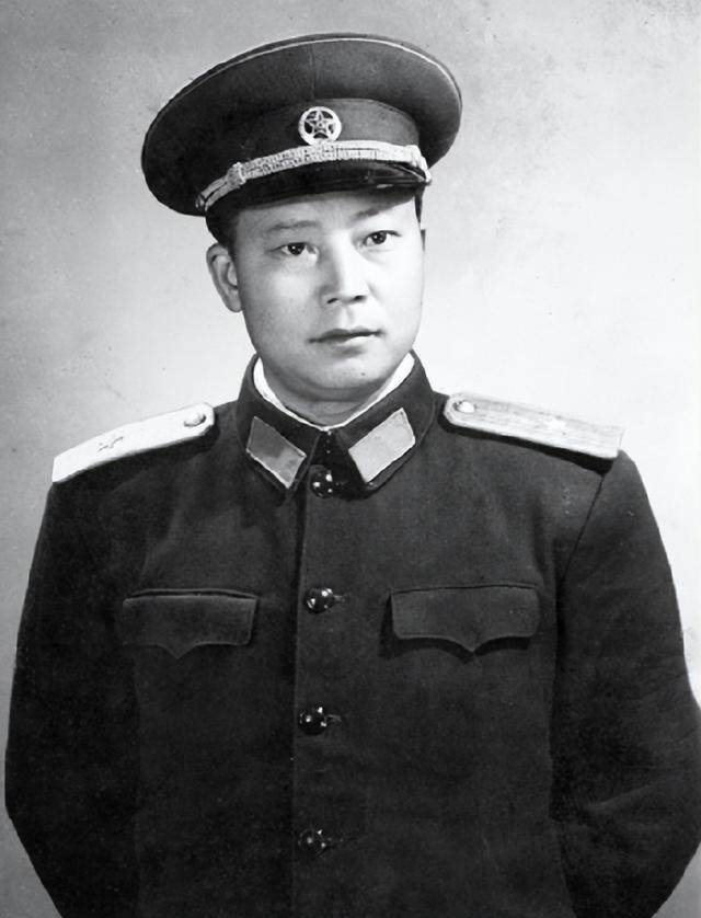 45年毛主席赴重庆谈判，龙飞虎两夜假装酣睡，手中的枪一直上着膛
