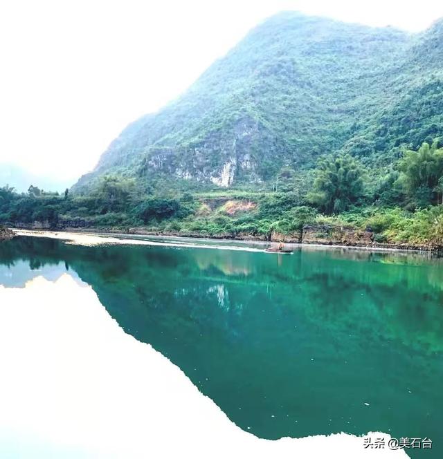 徒步新疆的路邊，撿到一塊3噸重的石頭，專家說價值450萬
