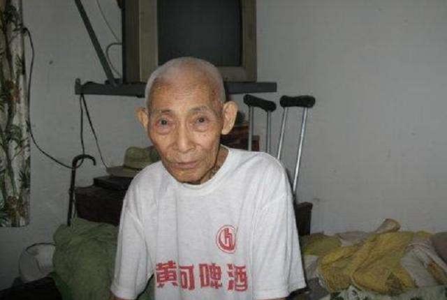 八旬抗战老兵再婚，新婚夜才发现，新娘竟是失散60多年的结发妻子