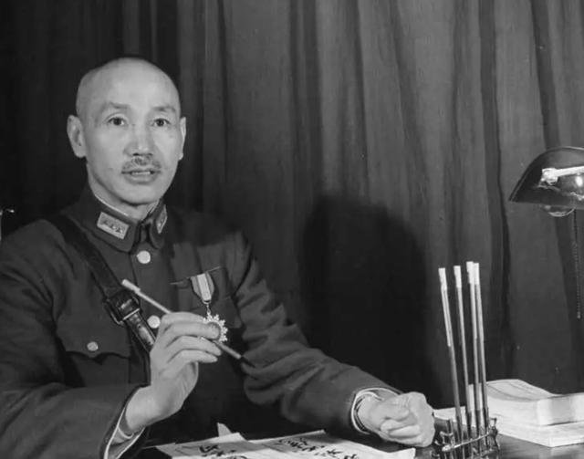 开国大典前夕，因天安门前一支烟头，成功抓获3000人的特务团伙
