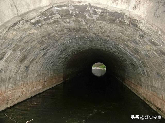 1954年，黑龙江一男子在妻子被害后，竟与杀妻凶手同床共枕52天
