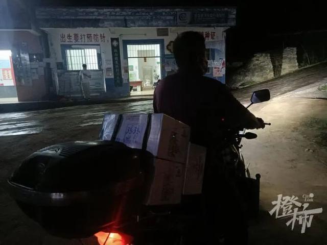搜救现场最新画面：飞机残骸抛洒面积巨大，竹林被砸得面目全非