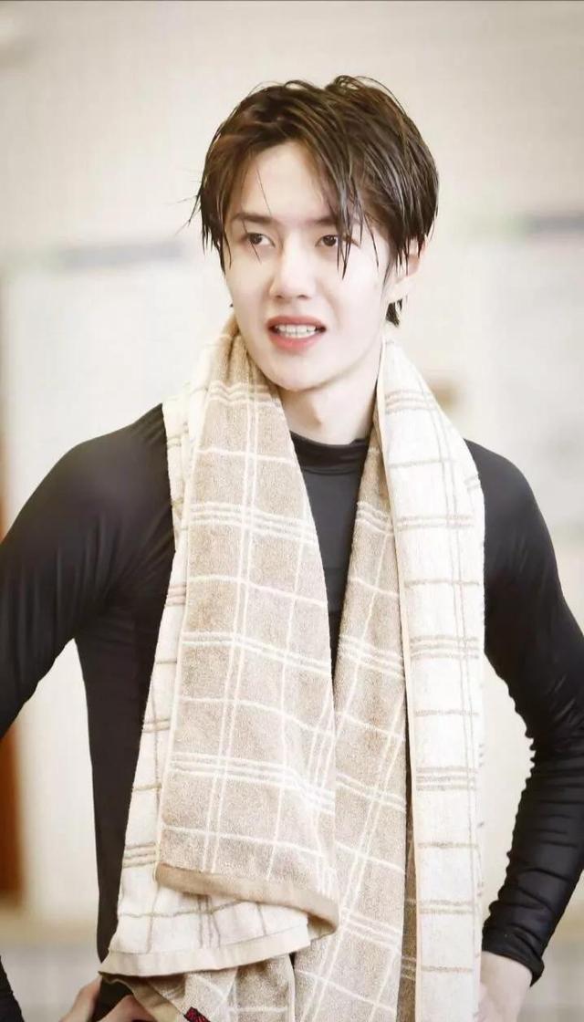 王一博星盘 | 占星网 星座星盘塔罗占卜 刺梨占星塔罗