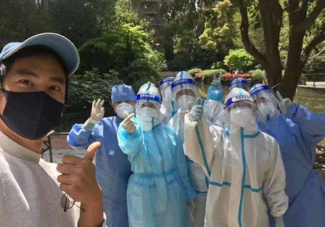 众多明星在上海做核酸！刘嘉玲穿6千卫衣堪比走秀，彭于晏被围观