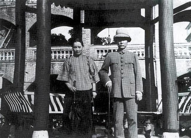 81年宋庆龄去世，保险柜里发现两封32年前的信，来自毛泽东周恩来