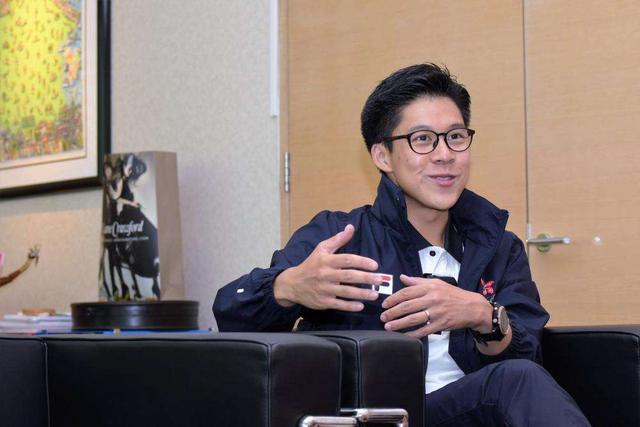 香港感染数超40万，何超莲发文抱怨，霍启刚则鞠躬感谢内地帮香港