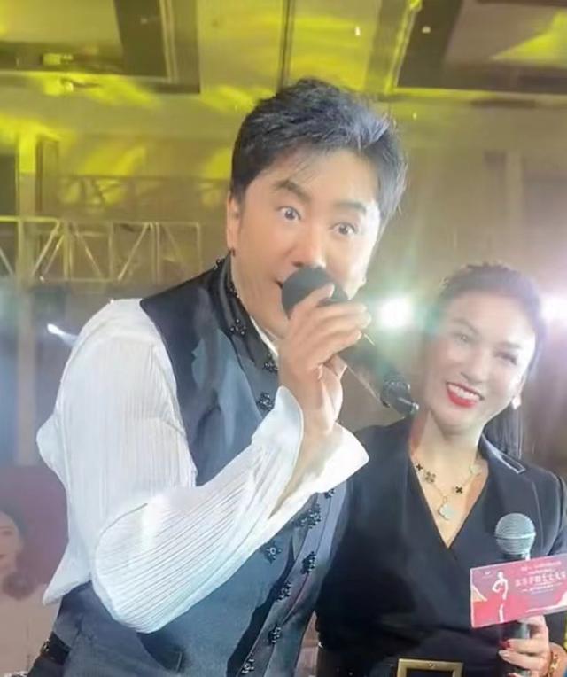 52岁毛宁商演捞金，搂富婆深情对唱，互动卖力被质疑整容