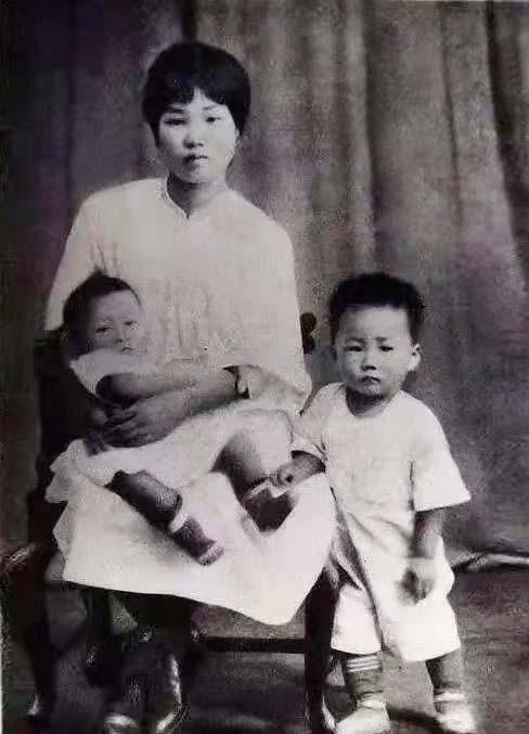 1957年毛主席去看望儿子，闲聊间毛岸青想到一事：爸爸你说怪不怪