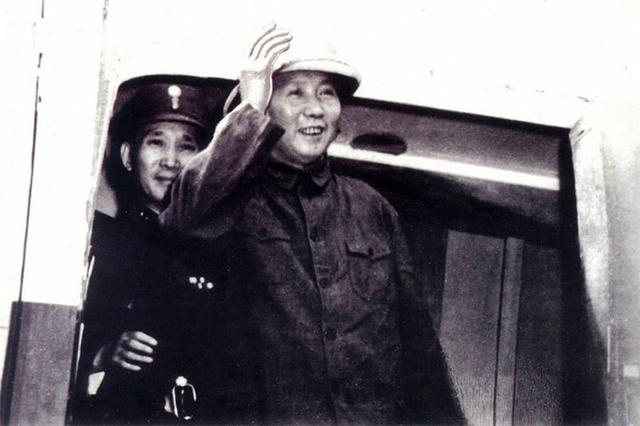 45年毛主席赴重庆谈判，龙飞虎两夜假装酣睡，手中的枪一直上着膛