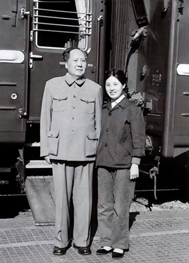 1976年毛泽东临终前，曾交代张玉凤：我去世后每年到我坟上看看我