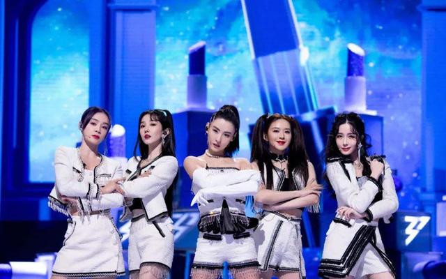 美艳姐妹花！王紫璇、张俪手牵手互动，后一位没露腿居然也没有输