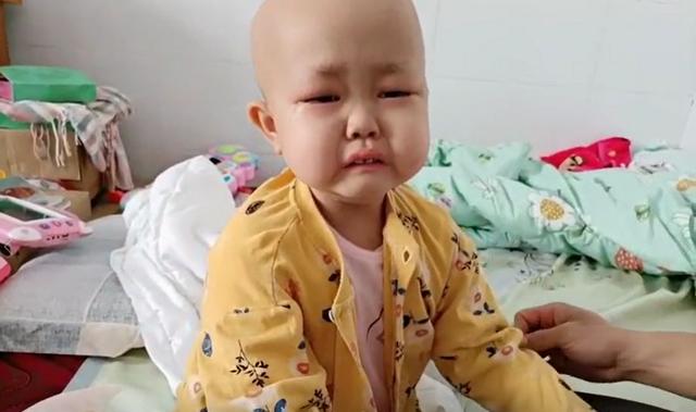 4岁大眼萌娃身患血液重疾，父亲夜夜守候，只盼孩子多留一天