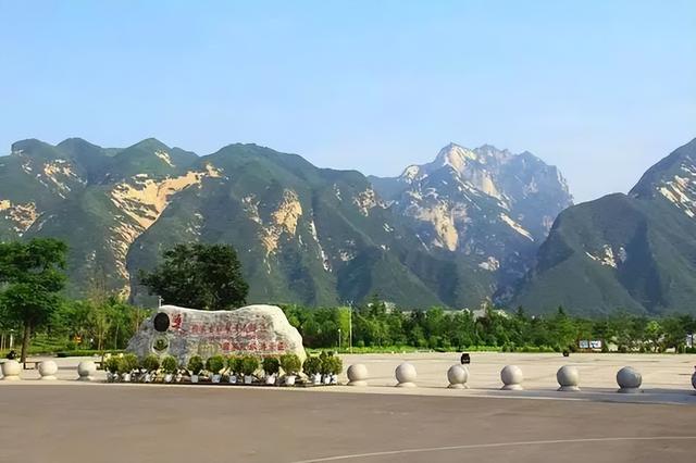 华山在哪里啊哪个省(爬华山一年死多少人)